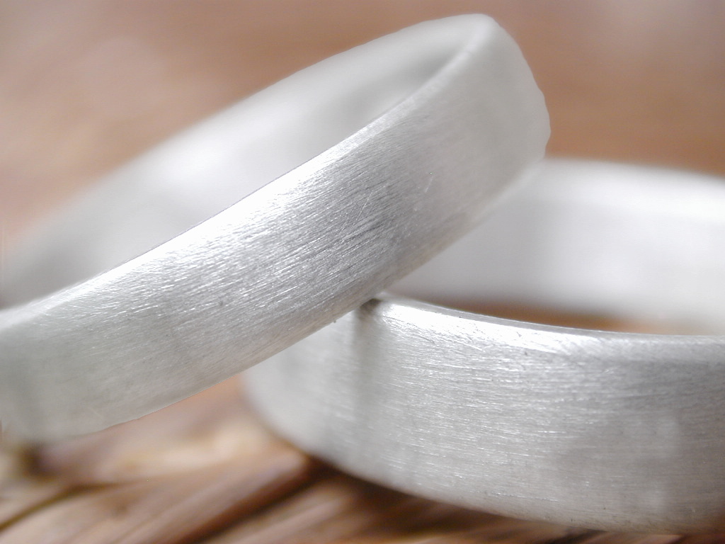Deux alliances Love - or blanc mat brossé - Atelier du Soleil Fou