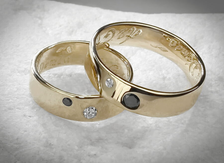 Alliance Love - constellation de pierres précieuses Étoile Jumelle - un diamant noir et un diamant blanc - or jaune - finition polie - Collection « Nos Inspirations : Épure » - Atelier du Soleil Fou