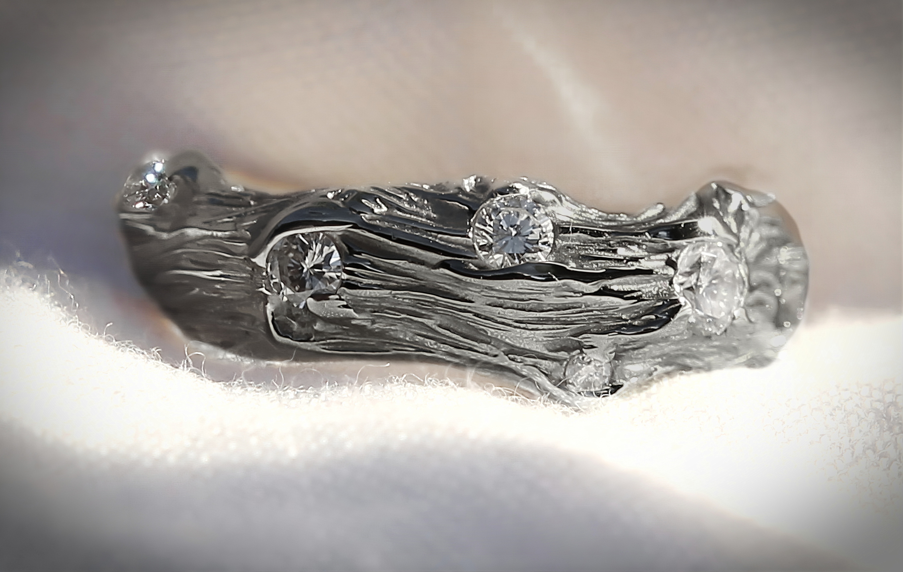 Alliance Cascade de Lumière - or palladié - Collection « Nos Inspirations : Feu » - Atelier du Soleil Fou