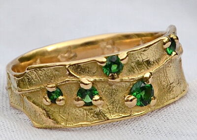 Bague Nature Vivante version large en or jaune et émeraudes.