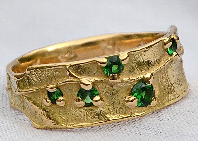 Bague Nature Vivante version large en or jaune et émeraudes.