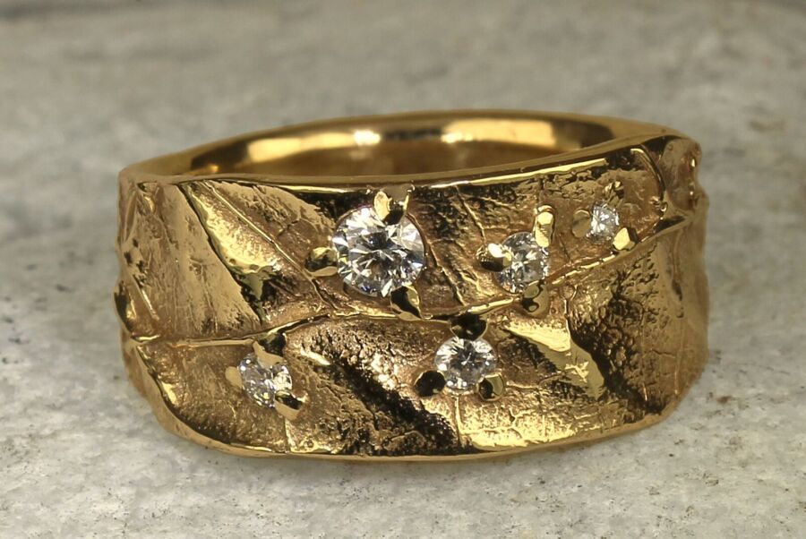 Bague Nature Vivante version XL en or jaune et diamants.