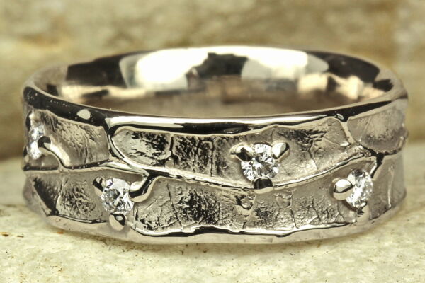 bague feuille sur mesure Nature Vivante en or blanc rhodié et bourgeons de diamants à bordure moyenne.