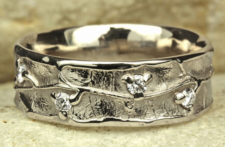 Anneau large Nature Vivante, or blanc rhodié et diamants – Atelier du Soleil Fou bague feuille sur mesure Nature Vivante en or blanc rhodié et bourgeons de diamants à bordure moyenne.