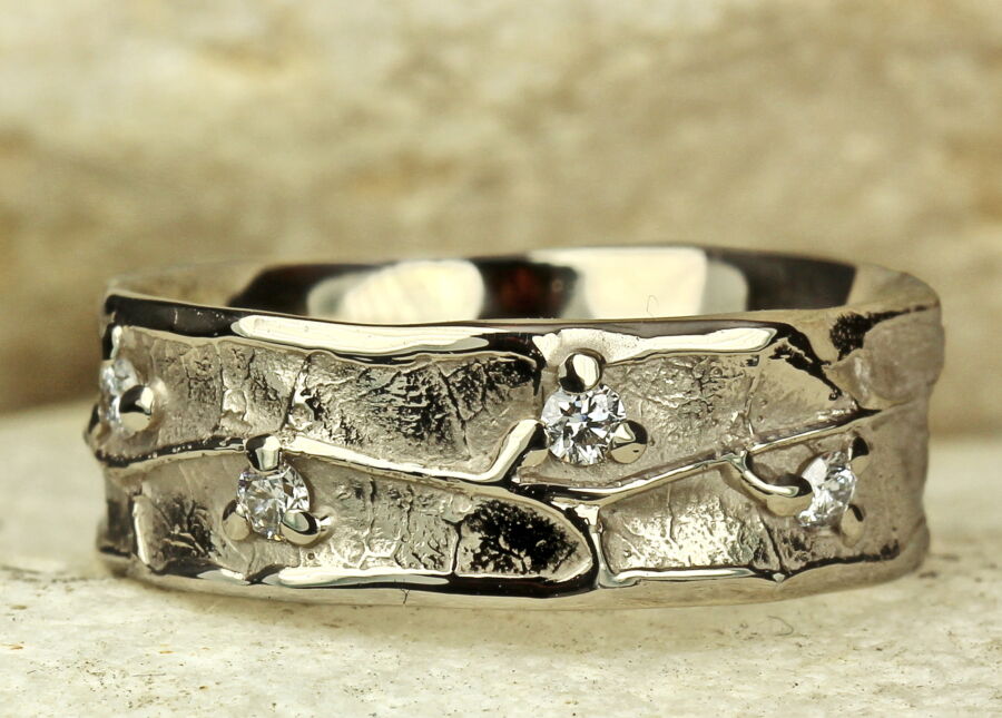 Anneau large Nature Vivante, or blanc rhodié et diamants – Atelier du Soleil Fou Bague sur mesure Nature Vivante en or blanc rhodié et bourgeons de diamants à bordure moyenne.