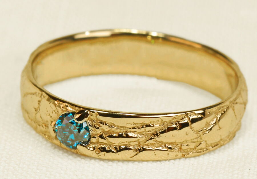 Alliance pour homme Regard de Cœur en or jaune, sertie d’un saphir bleu. Alliance pour homme Regard de Cœur en or jaune, sertie d'un saphir bleu.