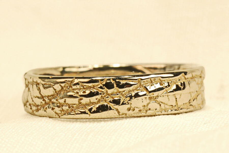 Alliance pour homme Regard de Cœur en or jaune, texture ajourée de branches entrelacées. Alliance pour homme Regard de Cœur en or jaune, texture ajourée de branches entrelacées.