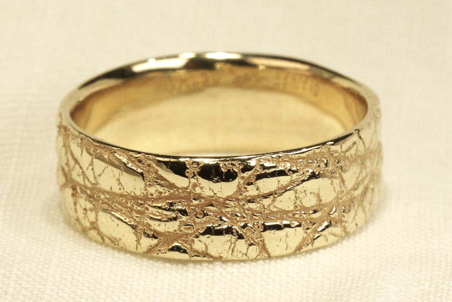 Alliance large pour homme Regard de Cœur en or jaune et motif cuir.