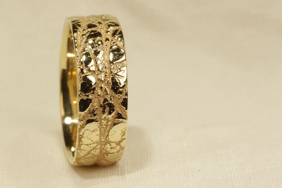 Alliance large pour homme Regard de Cœur en or jaune et motif cuir.