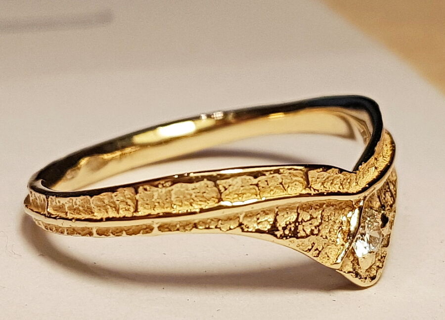 Bague cœur de créateur Savoir le Dire en or jaune, forme en V sertie d'un diamant.