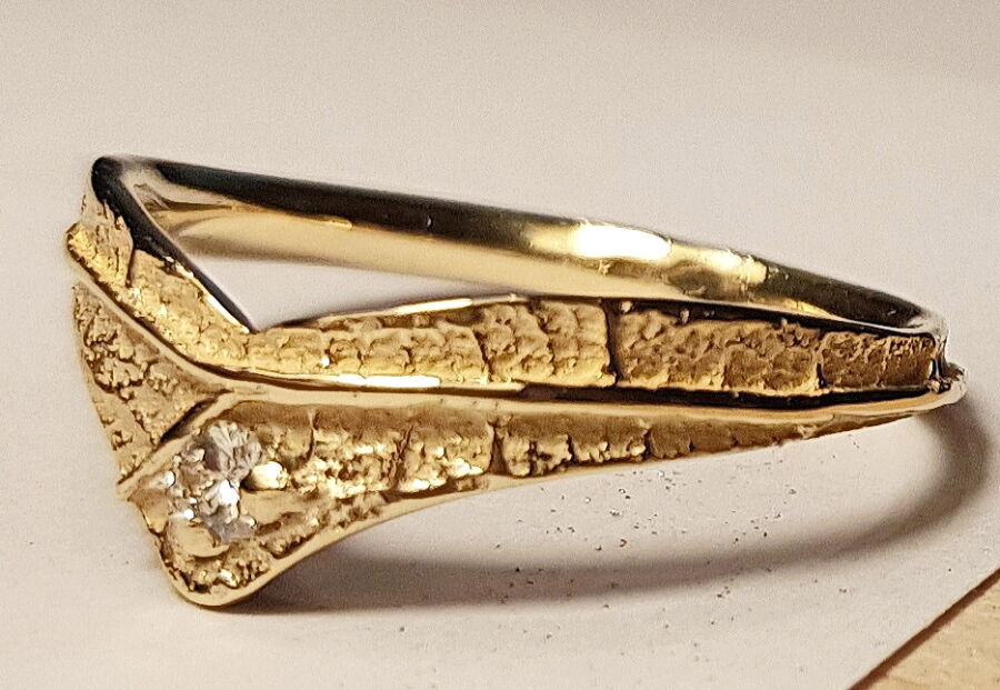 Bague cœur de créateur Savoir le Dire en or jaune, forme en V sertie d'un diamant.