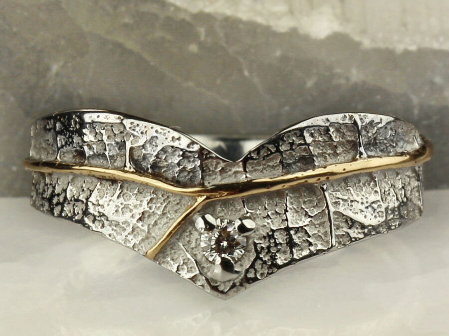 Bague cœur de créateur Savoir le Dire en or blanc, forme en V texturée sertie d'un diamant.