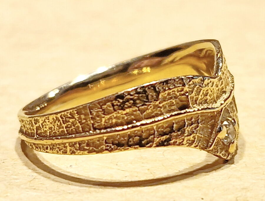 Bague cœur de créateur Savoir le Dire en or jaune, forme en V sertie d'un diamant, vue rapprochée.