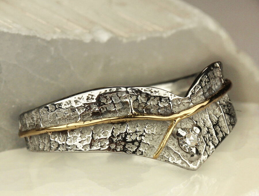 Bague cœur de créateur Savoir le Dire en or blanc, forme en V texturée sertie d'un diamant.