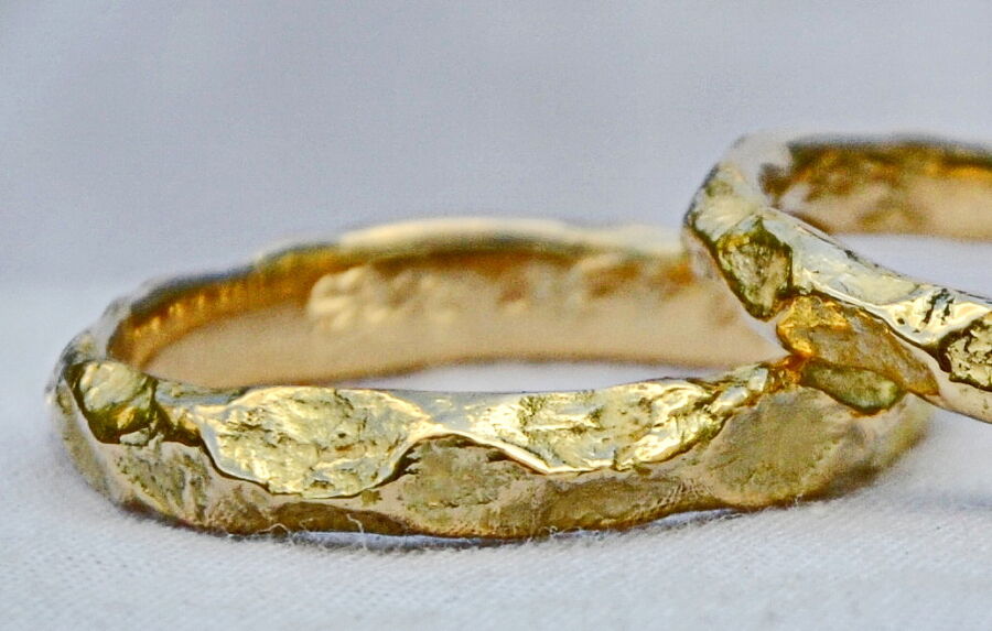 Anneau Forge de Vie fin en or jaune, surface forgée. Anneau Forge de Vie fin en or jaune, surface forgée.