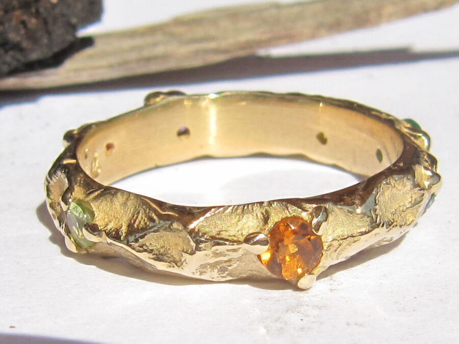 Anneau Forge de Vie en or jaune, surface forgée sertie d’une citrine. Anneau Forge de Vie en or jaune, surface forgée sertie d'une citrine.