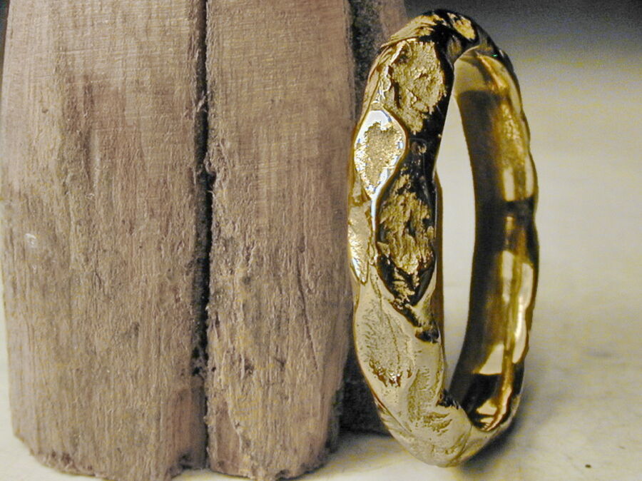 Anneau Forge de Vie en or jaune, surface forgée. Anneau Forge de Vie en or jaune, surface forgée.