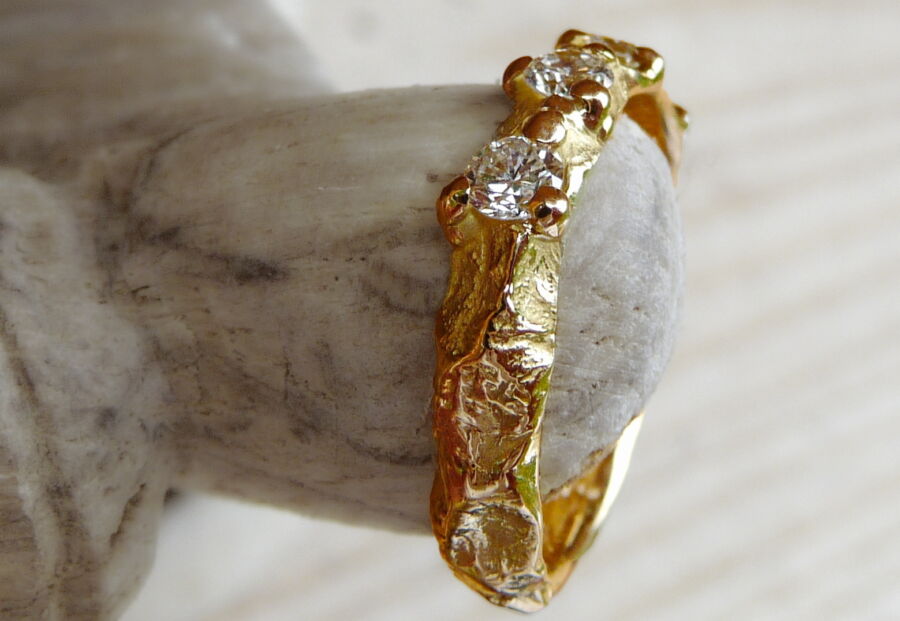 Anneau Forge de Vie en or jaune, surface forgée sertie de diamants. Anneau Forge de Vie en or jaune, surface forgée sertie de diamants.