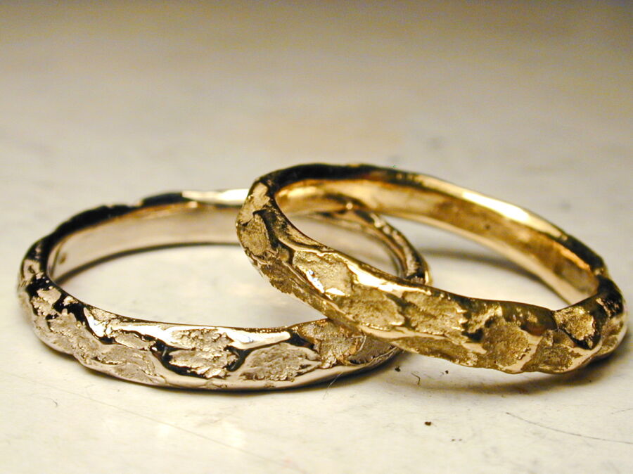 Duo d’anneaux Forge de Vie en or jaune, surface forgée. Duo d'anneaux Forge de Vie en or jaune, surface forgée.