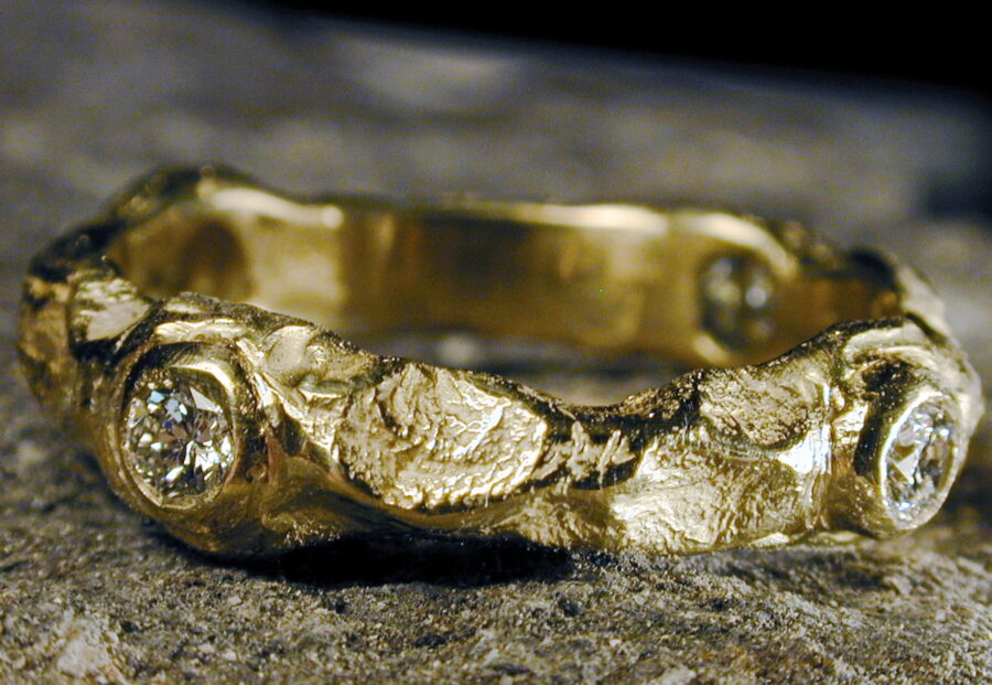 Anneau Forge de Vie en or jaune, surface forgée sertie de diamants. Anneau Forge de Vie en or jaune, surface forgée sertie de diamants.