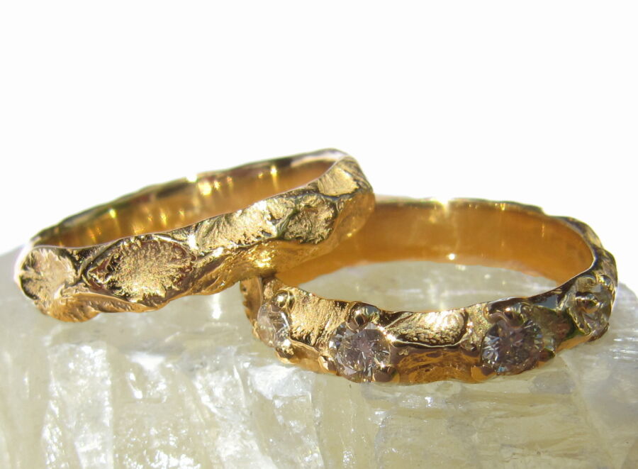 Duo d’anneaux Forge de Vie en or jaune sertis de diamants, surface forgée. Duo d'anneaux Forge de Vie en or jaune sertis de diamants, surface forgée.