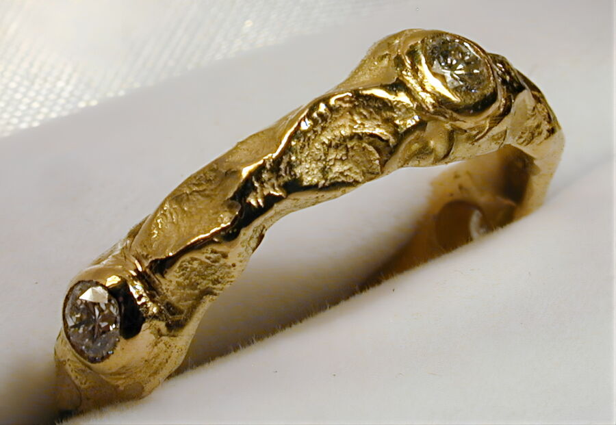 Anneau Forge de Vie en or jaune, surface forgée sertie de deux diamants. Anneau Forge de Vie en or jaune, surface forgée sertie de deux diamants.