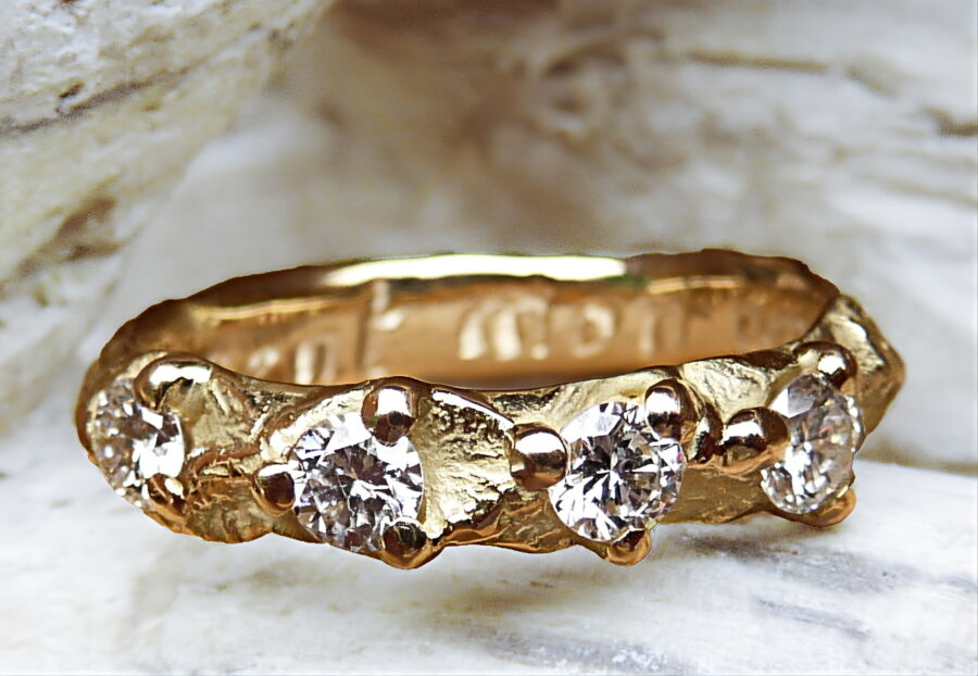 Anneau Forge de Vie en or jaune, surface forgée sertie de quatre diamants. Anneau Forge de Vie en or jaune, surface forgée sertie de quatre diamants.