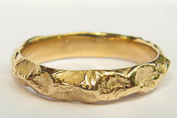 Anneau médiéval alchimique Forge de Vie en or jaune, surface forgée de cratères — Atelier du Soleil Fou. Anneau médiéval alchimique Forge de Vie en or jaune, surface forgée de cratères — Atelier du Soleil Fou.