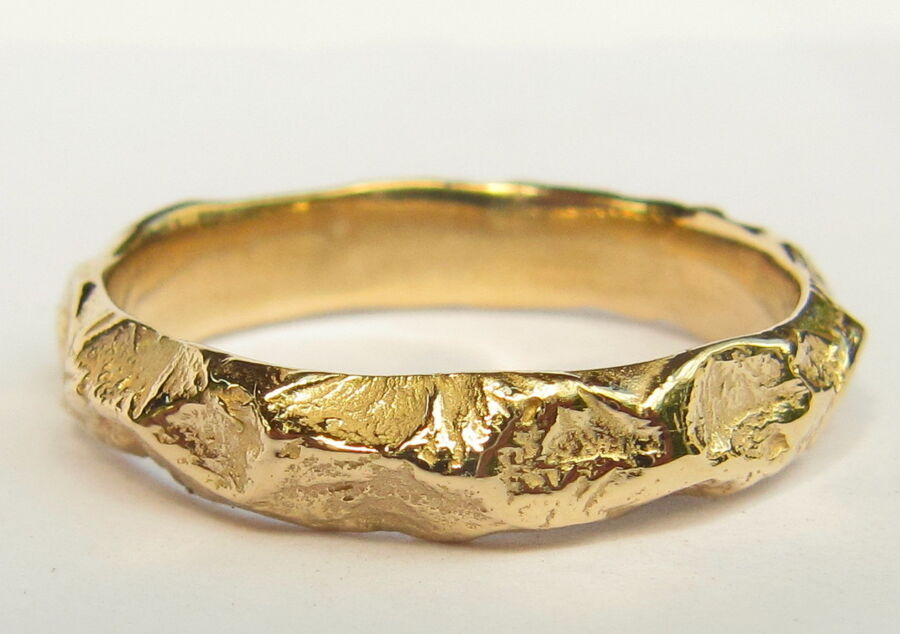 Anneau médiéval alchimique Forge de Vie en or jaune, surface forgée de cratères — Atelier du Soleil Fou.