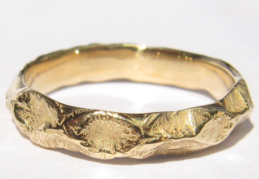 Anneau médiéval alchimique Forge de Vie en or jaune, surface forgée, vue rapprochée — Atelier du Soleil Fou.