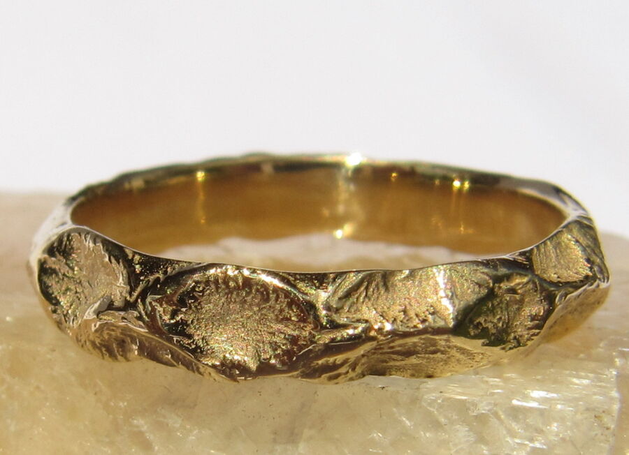 Anneau médiéval alchimique Forge de Vie en or jaune, surface forgée, vue de profil — Atelier du Soleil Fou.