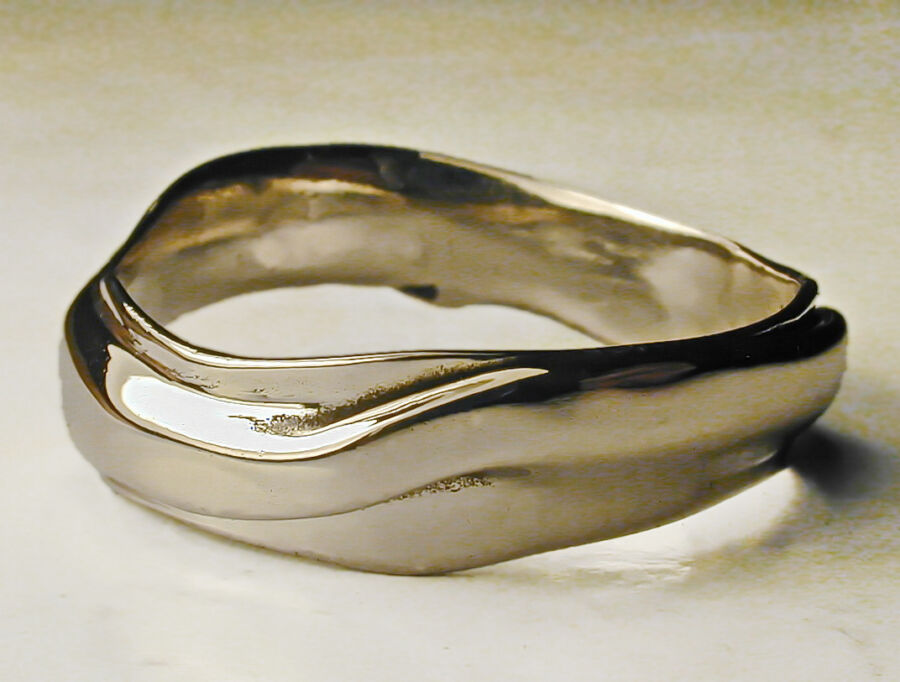 Alliance de créateur Galaxie d’Amour en or blanc, forme organique ondulée polie. Alliance de créateur Galaxie d'Amour en or blanc, forme organique ondulée polie.
