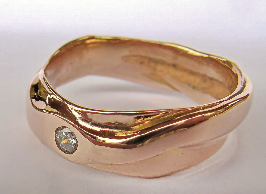 Alliance de créateur Galaxie d’Amour en or rose, sertie d’un diamant. Alliance de créateur Galaxie d'Amour en or rose, sertie d'un diamant.