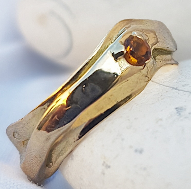 Alliance de créateur Galaxie d’Amour en or blanc, sertie d’une citrine. Alliance de créateur Galaxie d'Amour en or blanc, sertie d'une citrine.