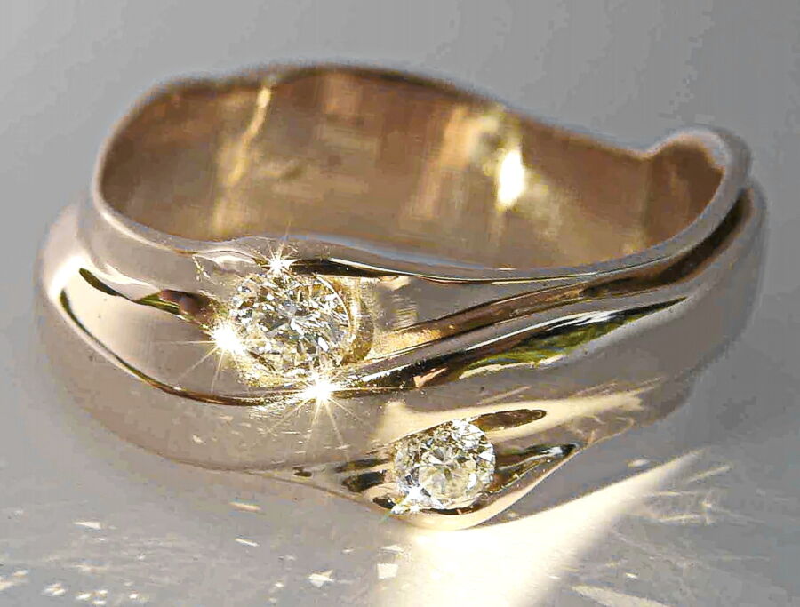 Alliance de créateur Galaxie d’Amour en or rose, sertie de deux diamants. Alliance de créateur Galaxie d'Amour en or rose, sertie de deux diamants.