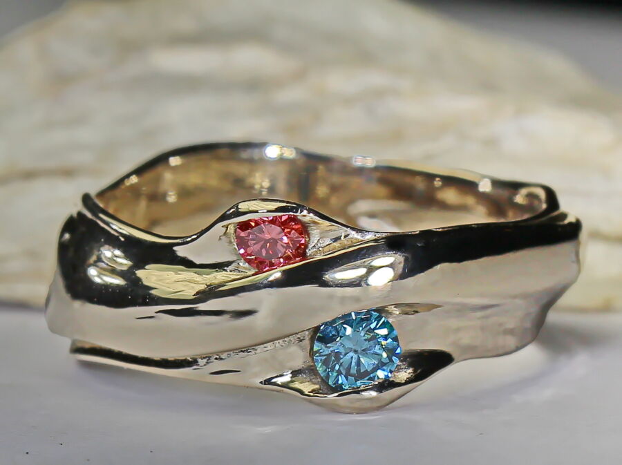 Alliance de créateur Galaxie d’Amour en or blanc, sertie d’un saphir rose et d’un saphir bleu. Alliance de créateur Galaxie d'Amour en or blanc, sertie d'un saphir rose et d'un saphir bleu.