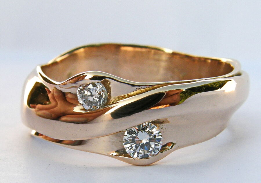 Alliance de créateur Galaxie d’Amour en or rose, sertie de deux diamants. Alliance de créateur Galaxie d'Amour en or rose, sertie de deux diamants.