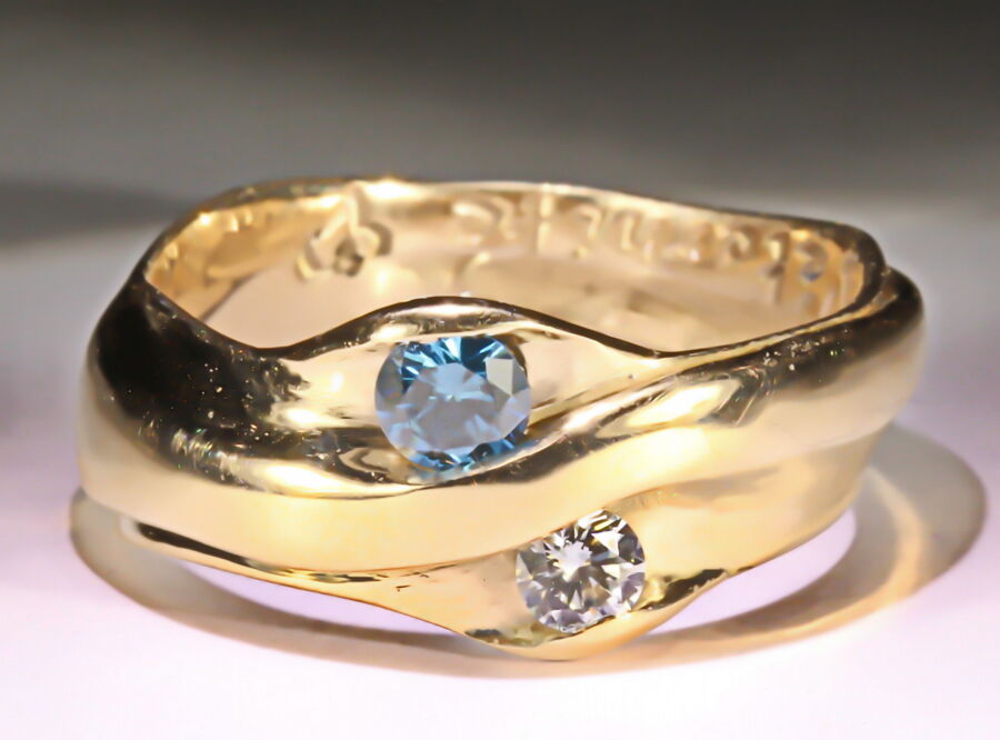Alliance de créateur Galaxie d’Amour en or jaune, sertie d’un saphir bleu et d’un diamant. Alliance de créateur Galaxie d'Amour en or jaune, sertie d'un saphir bleu et d'un diamant.