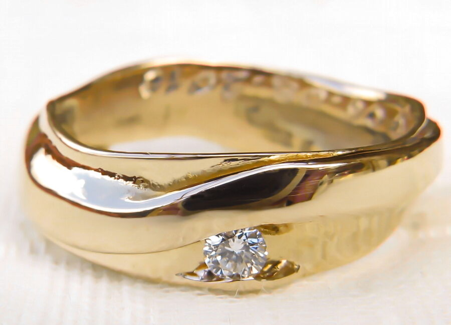 Alliance de créateur Galaxie d’Amour en or jaune, sertie d’un diamant. Alliance de créateur Galaxie d'Amour en or jaune, sertie d'un diamant.
