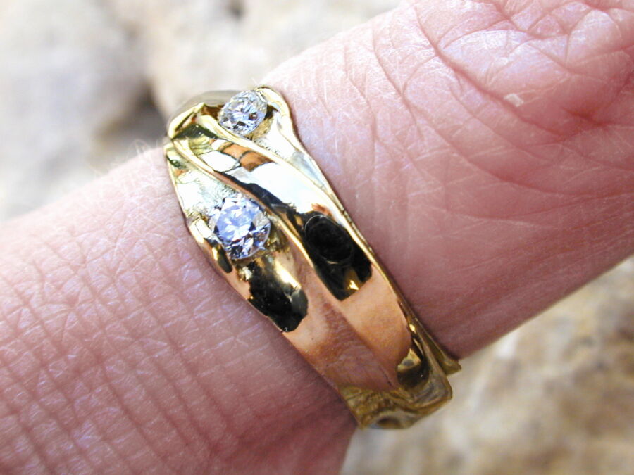 Alliance de créateur Galaxie d’Amour en or jaune sertie de diamants, portée à la main. Alliance de créateur Galaxie d'Amour en or jaune sertie de diamants, portée à la main.