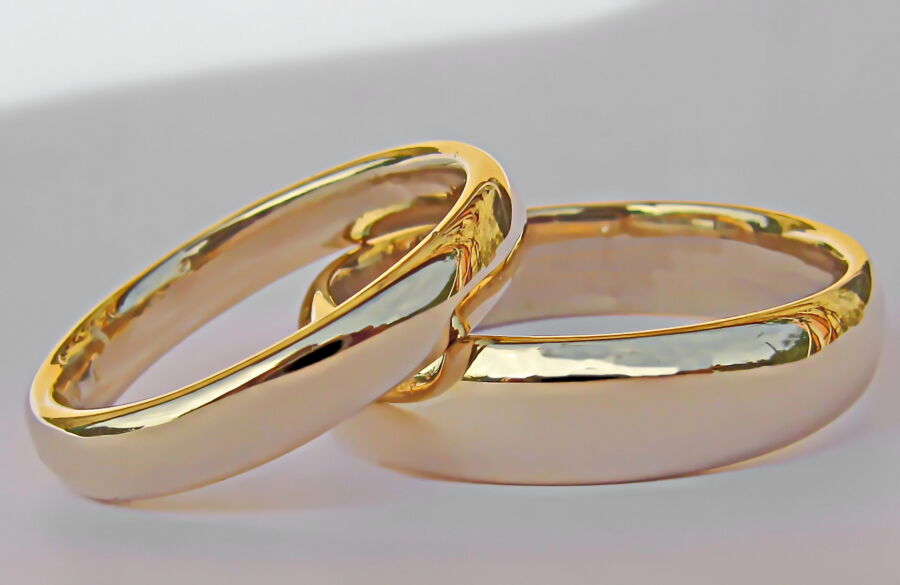 Duo d'alliances classiques Love en or jaune, demi-jonc poli.