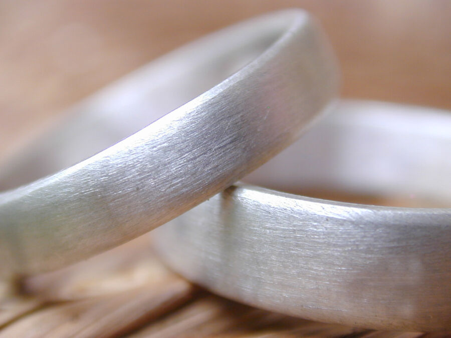 Duo d'alliances classiques Love en or blanc brossé, demi-jonc.