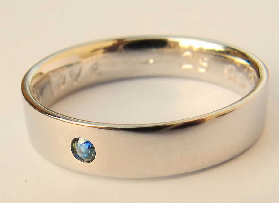 Alliance classique Love en or blanc, plate, sertie d'un saphir bleu.