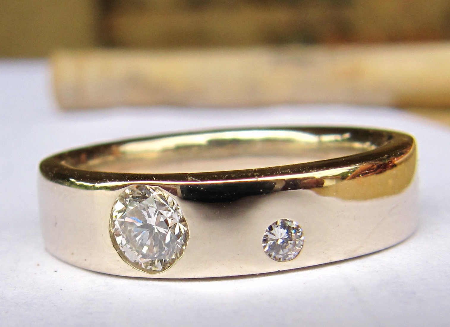 Alliance Love - constellation de pierres précieuses Étoile Jumelle - un diamant noir et un diamant blanc - or jaune - finition polie - Collection « Nos Inspirations : Épure » - Atelier du Soleil Fou