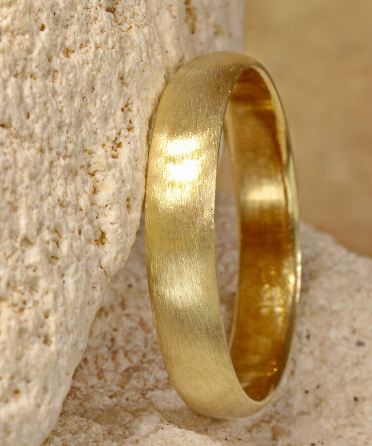 Alliance classique Love en or jaune, demi-jonc brossé.