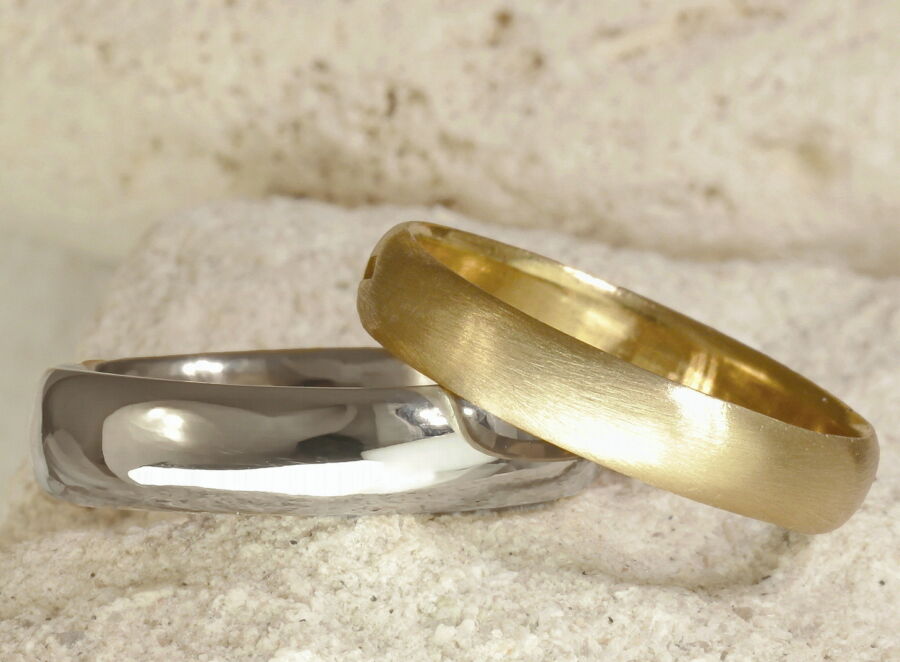 Duo d'alliances classiques Love, une en or blanc poli et une en or jaune brossé.