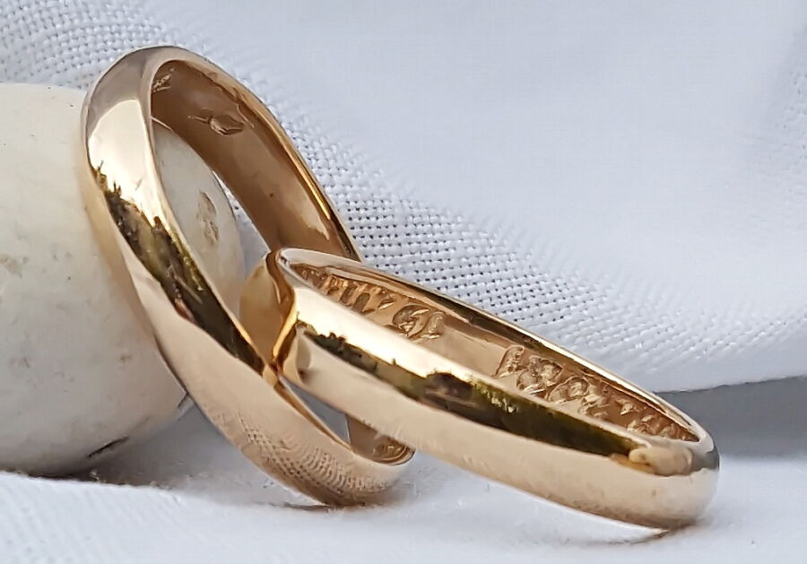 Duo d'alliances classiques Love en or rose, demi-jonc poli.
