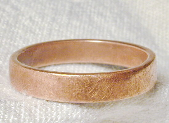 Alliance classique Love en or rose brossé, demi-jonc — Atelier du Soleil Fou.