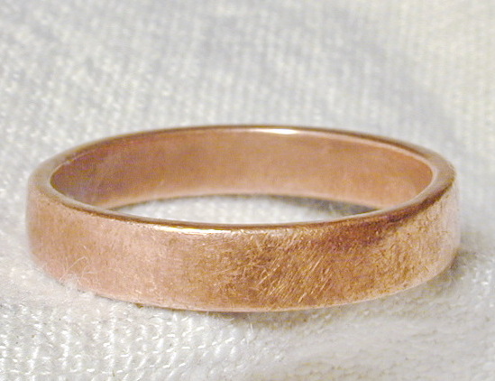 Alliance classique Love en or rose brossé, demi-jonc — Atelier du Soleil Fou. Alliance classique Love en or rose brossé, demi-jonc — Atelier du Soleil Fou.