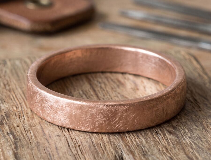Alliance classique Love en or rose brossé, demi-jonc, vue de profil — Atelier du Soleil Fou. Alliance classique Love en or rose brossé, demi-jonc, vue de profil — Atelier du Soleil Fou.